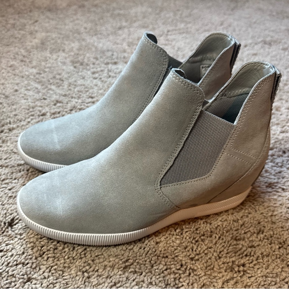 Sorel Women's Light Gray Suede Wedge Ankle Booties
